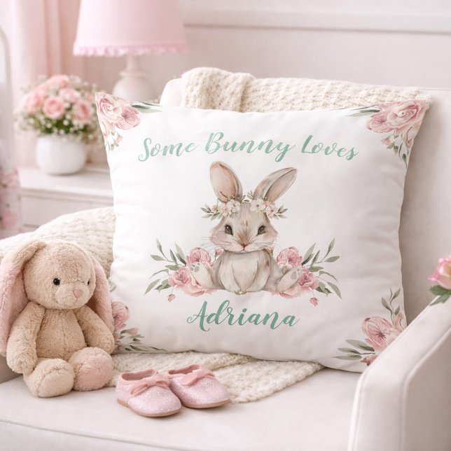 Cojín Decorativo Bebé de conejito con flores rosadas (Cute Pink Floral Bunny Baby Girl Nursery Throw Pillow)