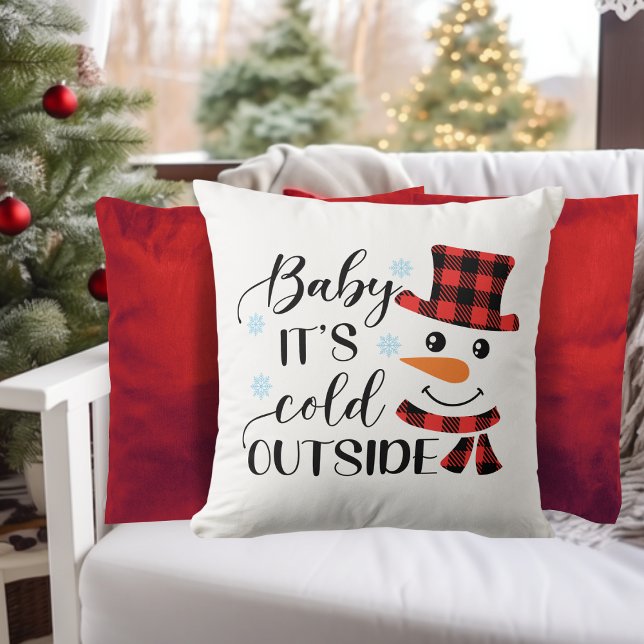 Cojín Decorativo Bebé hace frío fuera de las vacaciones (Baby It's Cold Outside Holiday Throw Pillow with cute snowman in red and black buffalo plaid hat)