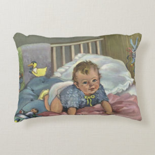 Cojín Decorativo Bebé lindo vintage jugando en cuna, hora de la sie
