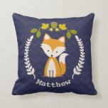 Cojín Decorativo Bebé personalizado Fox Wreath Pillow - Niño<br><div class="desc">Una almohada con un diseño de estilo boscoso con un ilustracion de un zorro bebé dentro de una corona decorada con hojas,  flores y una bellota. Personalice el nombre. El fondo es un patrón de chevron azul oscuro.</div>