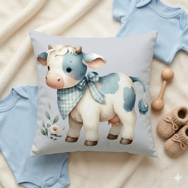 Cojín Decorativo Bebé Vaca Cuadros Azules Estética Granja Pastel (Blue Gingham Baby Cow Pastel Farm Aesthetic Throw Pillow Mockup A)