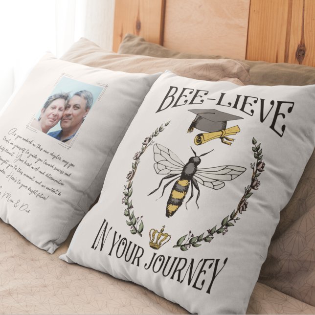 Cojín Decorativo Bee-lieve en tu carrera de graduación Keepsake (Front of pillow features "Bee-lieve in Your Journey" Typography, Queen Bee,Graduation Cap & Scroll)
