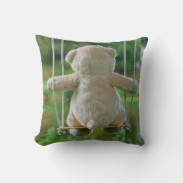 Cojín Decorativo Beer op schommel vanaf de rug.