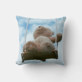 Cojín Decorativo Beertje op schommel met bewolkte blauwe lucht.