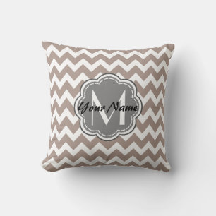 Cojín Decorativo Beige Chevron, monograma gris, nombre personalizad