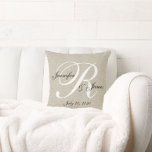 Cojín Decorativo Beige Linen Monogram Boda recién casada Keepsake<br><div class="desc">almohada monogramada personalizada de color beige, negro y blanco con nombres de novia y novio y fecha de boda en un diseño de tipo de letra superpuesto en un fondo de efecto fotográfico de lino beige IMPRESO. Elke Clarke© para MonogramGallery en Zazzle. Hace un gran regalo para los recién casados....</div>
