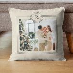 Cojín Decorativo Beige moderno | Foto familiar | Pillo inicial<br><div class="desc">Beige moderno | Foto familiar | Las almohadas iniciales hacen regalos concienzudos y prácticos, ofreciendo confort y relajación al destinatario. Aquí hay una descripción de las almohadas como regalo: Regale el máximo confort y relajación con estas almohadas de lujo. Estas almohadas, elaboradas con los mejores materiales, están diseñadas para ofrecer...</div>