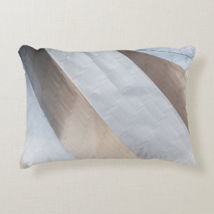 Cojín Decorativo Beige y superficie blanca