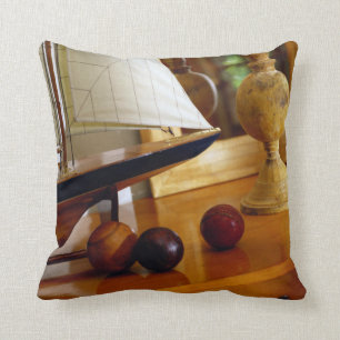 Cojín Decorativo Béisboles antiguos en una tabla por un velero