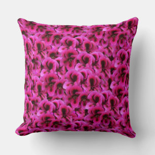 Cojín Decorativo "Belleza audaz: Flores rígidas de geranio magenta
