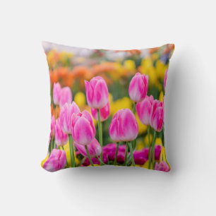 Cojín Decorativo Bellos tulipanes rosados en un jardín