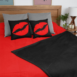 Cojín Decorativo Beso de Labial Rojo en Negro