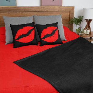 Cojín Decorativo Beso de Labial Rojo en Negro