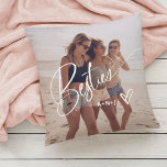 Cojín Decorativo Bestias en escritura de moda | Dos fotos con coraz<br><div class="desc">Esta elegante almohada presenta la palabra "Besties" en un guión moderno y elegante,  con dos de sus fotos favoritas y un corazón escrito a mano. Puede agregar sus iniciales o monogramas,  o los nombres de sus mejores amigos. También hace el regalo perfecto para sus BFFs.</div>