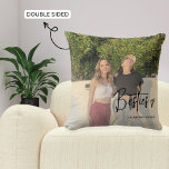 Cojín Decorativo Besties Guión Moderno Mejor Amigos Foto Elegante T<br><div class="desc">Presentamos esta moderna almohada de fotos de mejores amigos, la adición perfecta a cualquier espacio acogedor. Con una bonita y moderna fuente de escritura, esta almohada muestra la palabra "Besties" en letras en negrita y elegantes. La foto de dos mejores amigos añade un toque sentimental, haciendo de esta almohada un...</div>