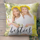 Cojín Decorativo Bestis 2 Foto Sobreposición del guión negro<br><div class="desc">almohada fotográfica de los mejores amigos, personalizada con sus nombres. La plantilla de fotos está configurada para que añadas tus propias imágenes - una de la parte delantera y otra de la parte posterior. La parte delantera tiene un elegante guión superpuesto que simplemente lee "besties" mientras que la parte trasera...</div>