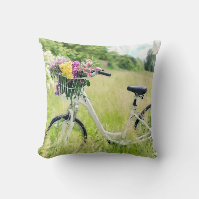 Cojín Decorativo Bicicleta con cesta de flores en la pradera (Anverso)
