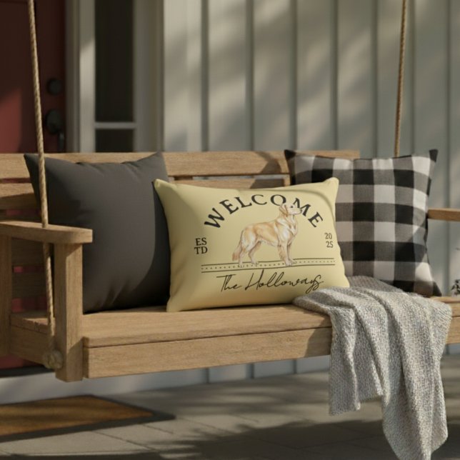 Cojín Decorativo Bienvenida a la familia de Personalizados de Golde (Welcome guests to your home with this Golden Retriever Custom Family Name Welcome Throw Pillow!)