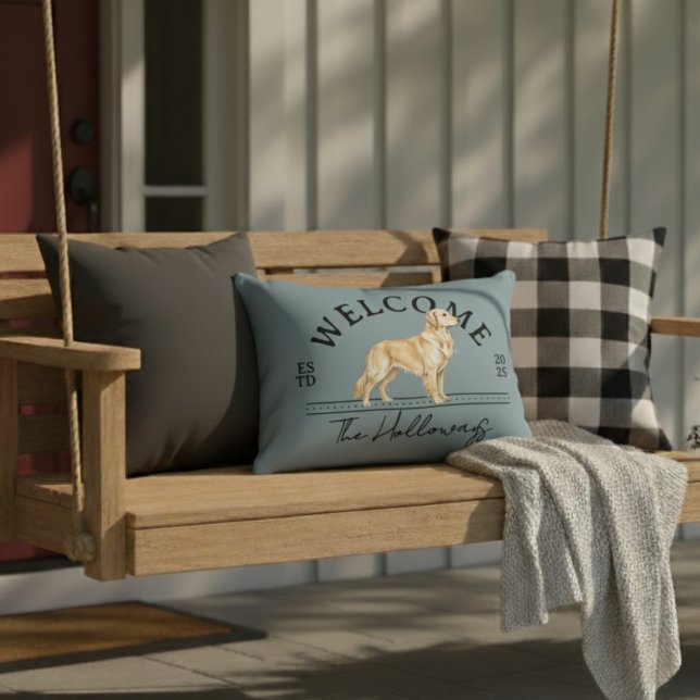 Cojín Decorativo Bienvenida a la familia de Personalizados de Golde (Welcome guests to your home with this Golden Retriever Custom Family Name Welcome Throw Pillow!)