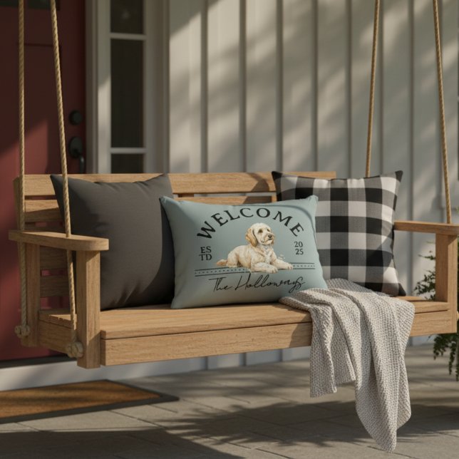 Cojín Decorativo Bienvenida a la familia Personalizado Golden Doodl (Welcome guests to your home with this Golden Doodle Custom Family Name Welcome Throw Pillow!)