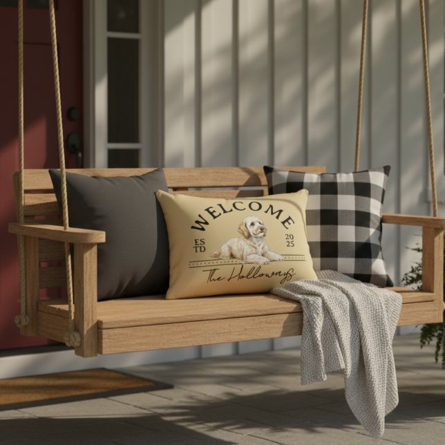 Cojín Decorativo Bienvenida a la familia Personalizado Golden Doodl (Welcome guests to home with this Golden Doodle Custom Family Name Welcome Throw Pillow!)