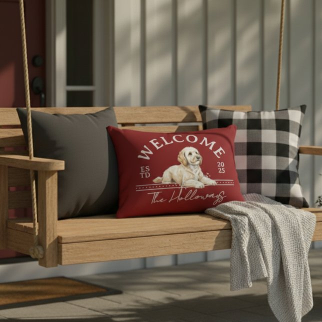 Cojín Decorativo Bienvenida a la familia Personalizado Golden Doodl (Welcome guests to your home with this Golden Doodle Custom Family Name Welcome Throw Pillow!)