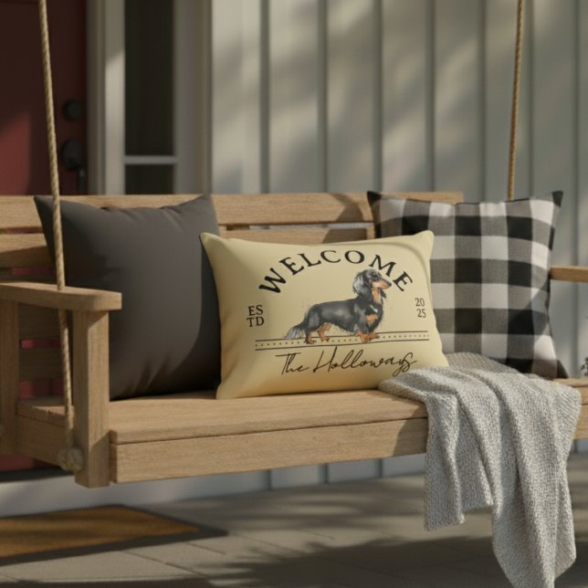Cojín Decorativo Bienvenida de la familia Longhair Dachshund Person (Welcome guests to your home with this Longhair Dachshund Custom Family Name Welcome Throw Pillow!)