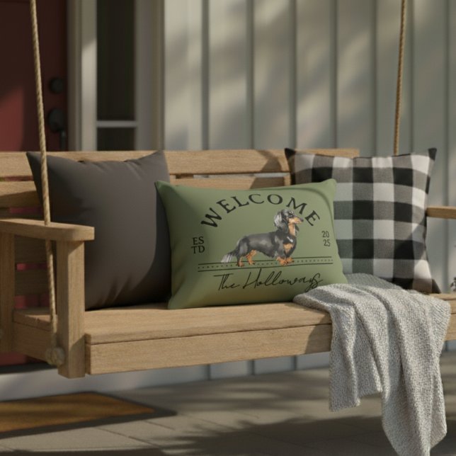 Cojín Decorativo Bienvenida de la familia Longhair Dachshund Person (Welcome guest to your home with this Longhair Dachshund Custom Family Name Welcome Throw Pillow!)