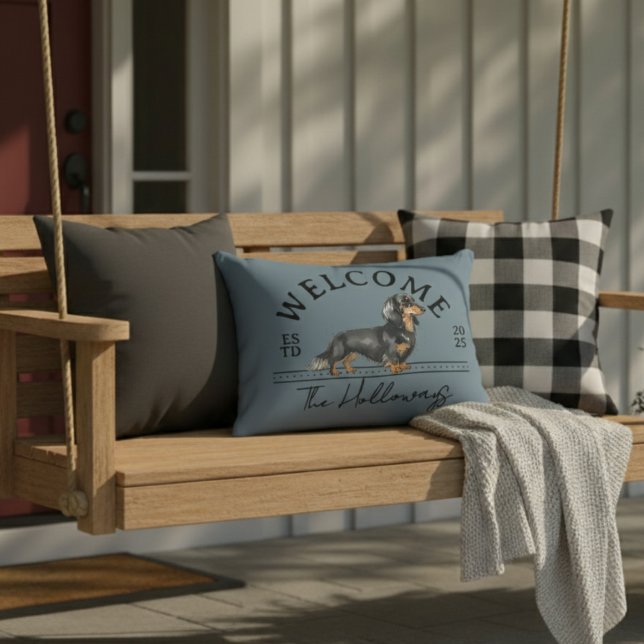 Cojín Decorativo Bienvenida de la familia Longhair Dachshund Person (Welcome guests to your home with this Longhair Dachshund Custom Family Name Welcome Pillow!)