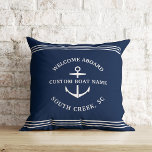 Cojín Decorativo Bienvenida del Moderno Nautical Personalizado Boat<br><div class="desc">almohada náutica en azul marino que dice "bienvenido a bordo",  así como el nombre de tu barco personalizado y la ubicación dentro de un diseño de ancla.</div>