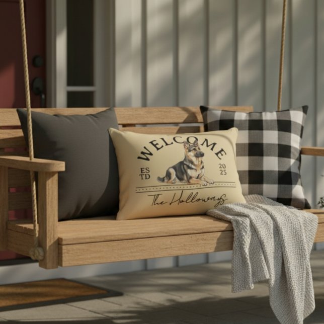 Cojín Decorativo Bienvenida del nombre de familia del Personalizado (Welcome guests to your home with this German Shepherd Custom Family Name Welcome Throw Pillow!)