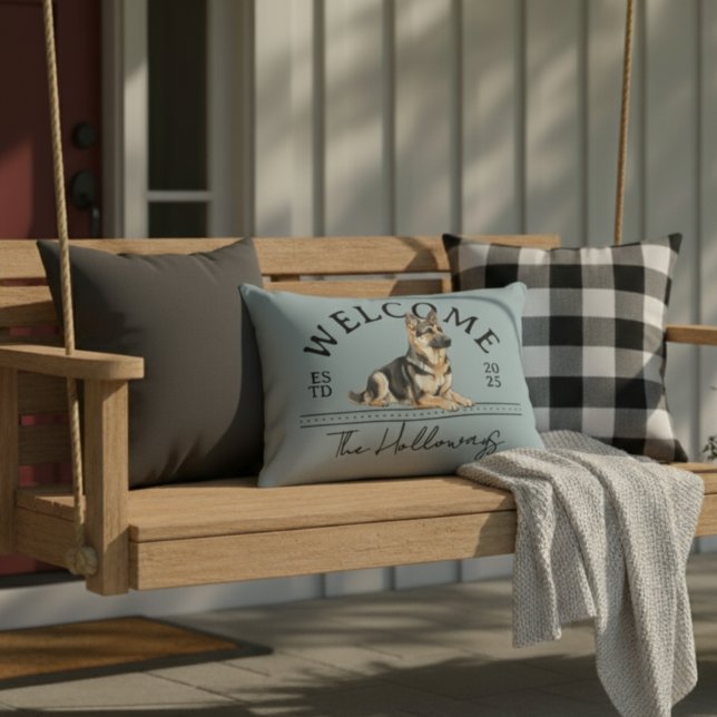 Cojín Decorativo Bienvenida del nombre de familia del Personalizado (Welcome guests to your home with this German Shepherd Custom Family Name Welcome Throw Pillow!)