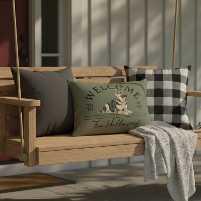 Cojín Decorativo Bienvenida del nombre de familia del Personalizado (Welcome guest to your home with this German Shepherd Custom Family Name Welcome Throw Pillow!)