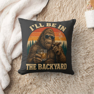 Cojín Decorativo Bigfoot Backyard Whiskey & Cigar Retro Sunset