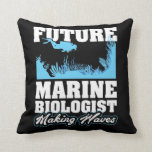 Cojín Decorativo Biólogo marino futuro que hace ondas<br><div class="desc">Un gran regalo para los biólogos marinos de aspiración y estudiantes de la ciencia que aman el explorar del océano y de su fauna.</div>