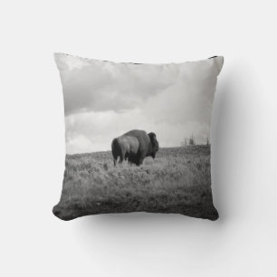 Cojín Decorativo Bisonte norteamericano blanco y negro de pie en un