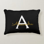 Cojín Decorativo Black Gold Modern Script Girly Monograma Nombre<br><div class="desc">Nombre del Monograma de Guión Negro y Oro y almohada inicial. La almohada hace el dulce perfecto cumpleaños de 16 años,  boda,  ducha de novia,  ducha de bebé o regalo de soltera para alguien que decora su habitación con oro subió.</div>