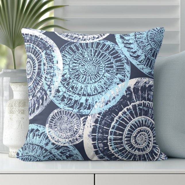 Cojín decorativo blanco azul de la cubierta marina (Discover Gorgeous Coastal Throw Pillows by Totally Coast.)