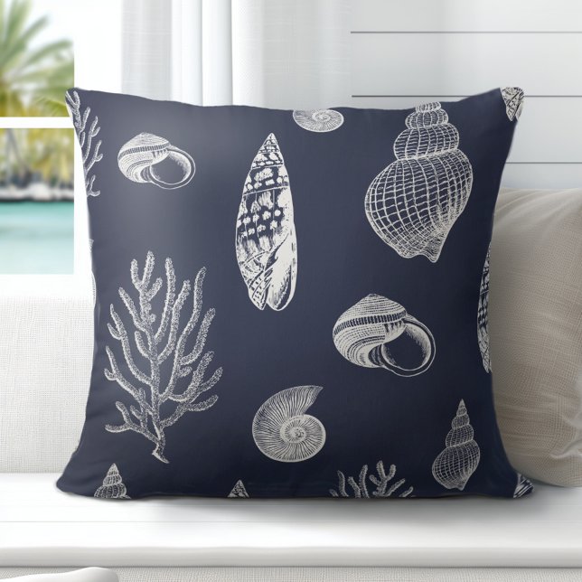 Cojín Decorativo Blanco azul de la marina de la concha costera (Discover Gorgeous Coastal Throw Pillows by Totally Coast.)