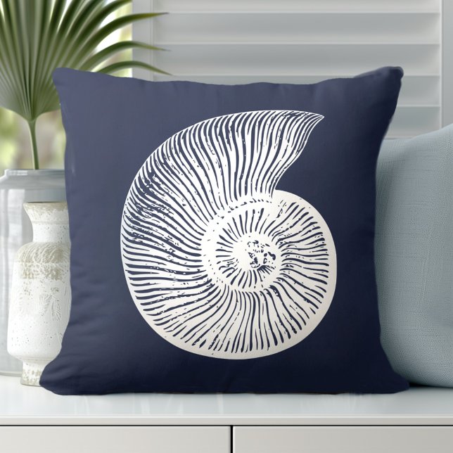 Cojín Decorativo Blanco azul de la marina de la concha costera (Discover Gorgeous Coastal Throw Pillows by Totally Coast.)