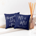 Cojín Decorativo Blanco azul oscuro Sr. y Sra. Boda Keepsake Pillow<br><div class="desc">Blanco Azul oscuro Sr. y Sra. Boda Keepsake Pillow. Las almohadas bodas de moda realzan la decoración de su casa con un toque personal de amor. Personalice con su nombre, la fecha del boda y puede personalizar adicional con su propio mensaje personal en la parte posterior. También un gran regalo...</div>