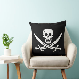 Cojín Decorativo Blanco, Bandera Pirata Calico Jack, Calavera y Cri