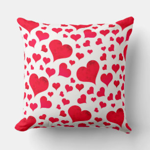COJÍN DECORATIVO BLANCO CON CORAZONES ROJOS DISPERSOS