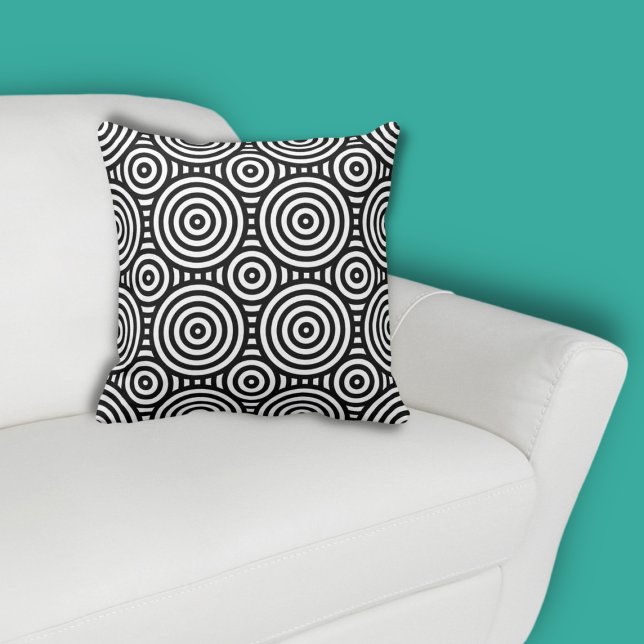 Cojín Decorativo Blanco del patrón tribal de círculo negro (Tribal Nested Circle Black Pattern on White Throw Pillow, color customization possible)