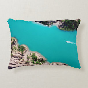 COJÍN DECORATIVO BLANCO EN AGUA AZUL MARINA DURANTE EL DÍA