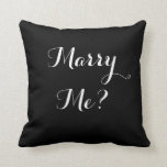 Cojín Decorativo Blanco y negro cáseme los monogramas de la<br><div class="desc">¡Proponga con una almohada que él puede guardar para siempre! ¿Un lado hace que la pregunta "me case? ", y el otro lado es donde usted puede personalizar sus monogramas de las iniciales. Mostrado aquí en blanco y negro pero puede ser modificado para requisitos particulares con cualquier color que usted...</div>