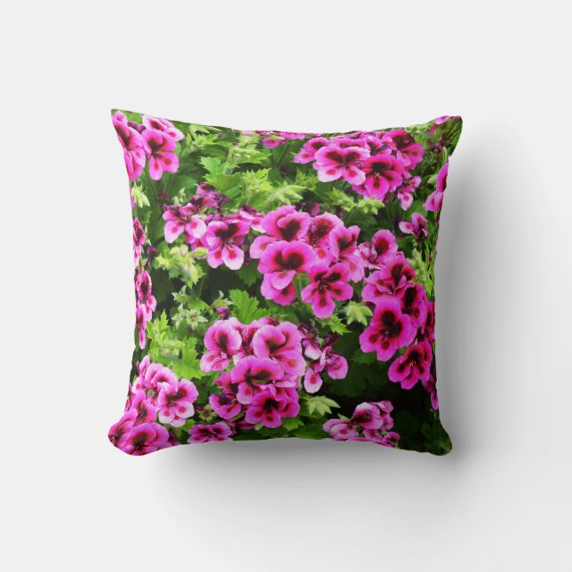 Cojín Decorativo "Blooms vibrantes: Geranios rosados calientes sobr (Anverso)