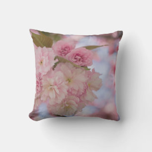 COJÍN DECORATIVO BLOSSOM DE CHERRY PINK EN FOTOGRAFÍA CERRADA