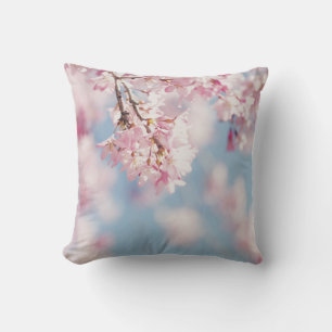 COJÍN DECORATIVO BLOSSOM DE CHERRY PINK EN FOTOGRAFÍA CERRADA