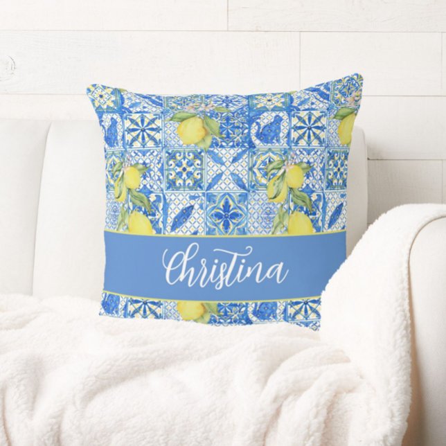 Cojín Decorativo Blue Tile French Country Lemon Pattern Monogram (Subido por el creador)